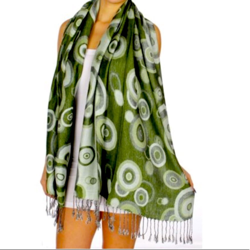 NWOT GREEN shawl with twist fringes. Reversible